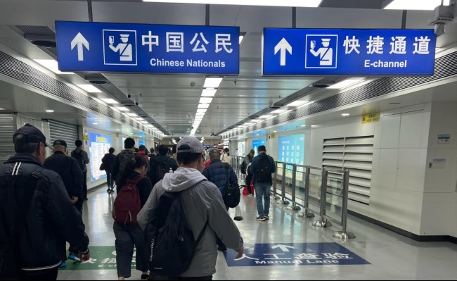 深圳羅湖口岸往香港過關必經(jīng)通道燈箱廣告牌，羅湖口岸廣告價格