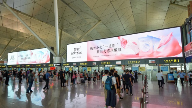 沈陽機(jī)場航站樓出發(fā)大廳安檢口上方LED大屏廣告，沈陽機(jī)場廣告價(jià)格