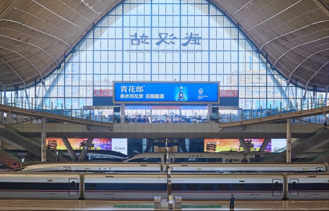武漢站高鐵站臺(tái)層中庭上空巨型燈箱廣告，武漢高鐵站廣告牌價(jià)格收費(fèi)