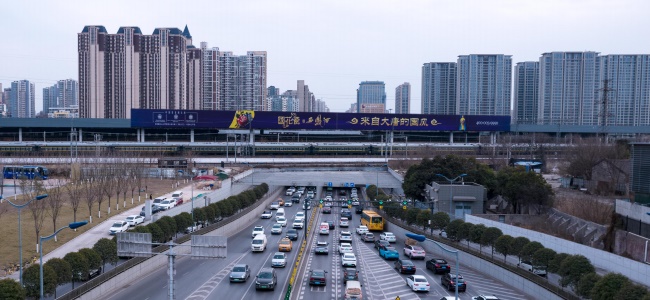 西安東二環(huán)金花隧道鐵路圍擋大牌廣告，西安最大戶外大牌廣告價格