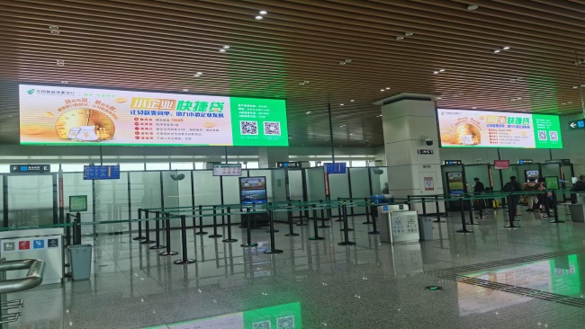 惠州機(jī)場航站樓出發(fā)大廳安檢口上方LED大屏廣告，惠州機(jī)場廣告價(jià)格