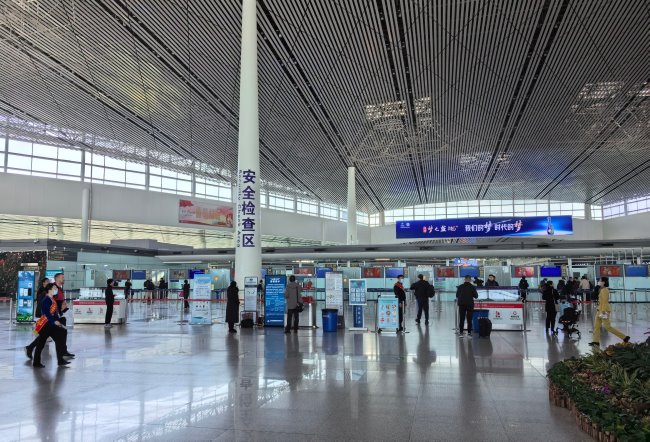天津?yàn)I海機(jī)場(chǎng)出發(fā)大廳安檢口正上方LED大屏廣告，天津機(jī)場(chǎng)廣告價(jià)格