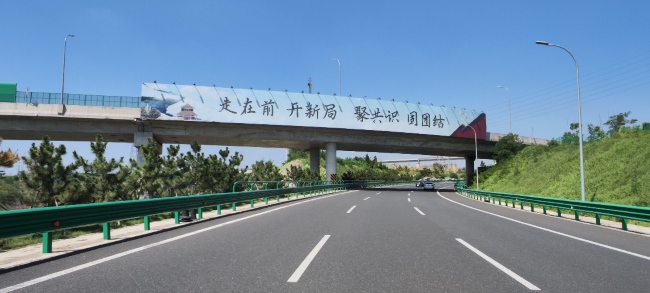 青島機(jī)場(chǎng)高速跨線橋圍擋廣告牌，青島膠東機(jī)場(chǎng)高速大牌廣告價(jià)格