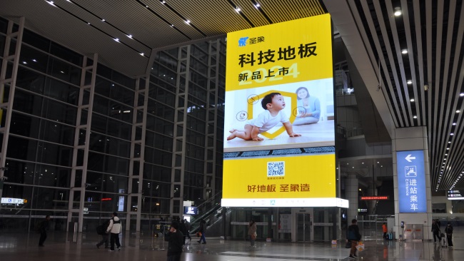 廣州南站進(jìn)站口直梯玻璃幕墻LED大屏廣告，廣州南站高鐵廣告價(jià)格