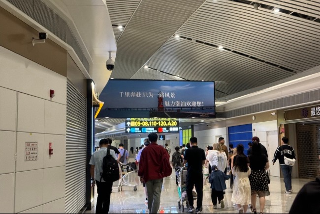 潮汕機(jī)場(chǎng)T2出發(fā)到達(dá)全覆蓋燈箱廣告大牌，揭陽(yáng)潮汕機(jī)場(chǎng)廣告牌價(jià)格