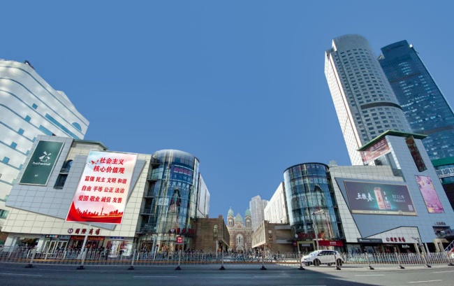 天津和平區(qū)南京路國際商場外立面大牌燈箱廣告，天津大牌廣告價(jià)格