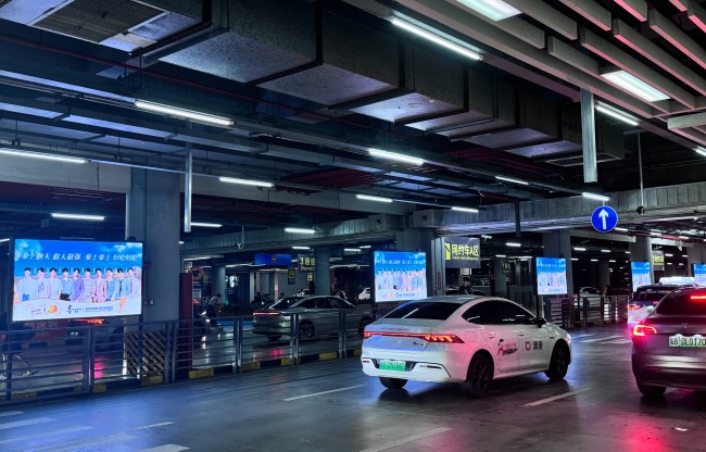 深圳北高鐵站停車場出租車落客區(qū)LED大屏廣告，深圳北站廣告價格