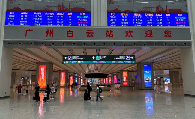 廣州白云高鐵站到達出站通道柱面燈箱廣告，廣州白云站廣告價格