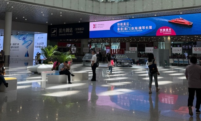深圳機場到達接機口上方LED橫屏廣告牌，深圳寶安機場大屏廣告價格