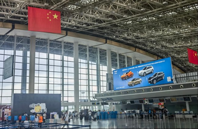 南昌機(jī)場(chǎng)出發(fā)大廳值機(jī)島燈箱廣告高空大牌，南昌昌北機(jī)場(chǎng)廣告價(jià)格