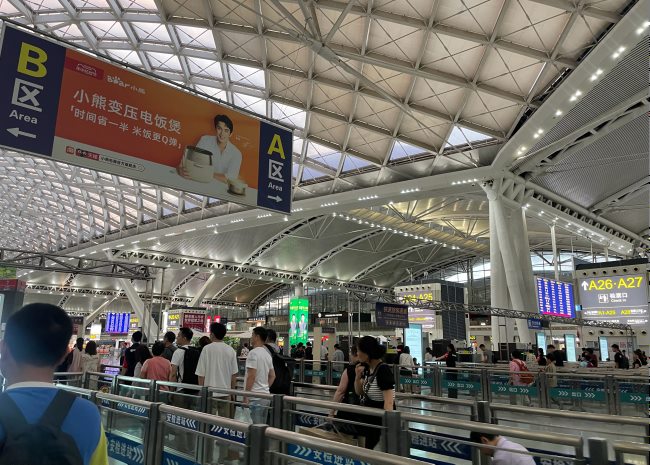 ?廣州南高鐵站候車大廳中央懸掛吊旗看板廣告牌，廣州南站廣告價(jià)格