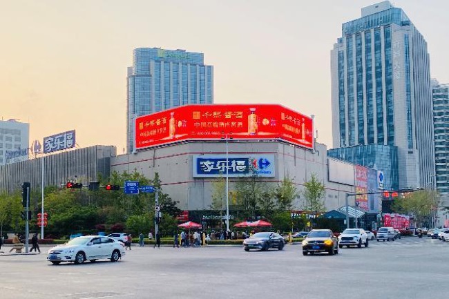 青島香港中路家樂福樓頂LED高雄路外墻大屏廣告，青島大屏廣告價(jià)格