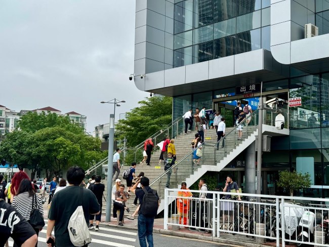 深圳福田口岸入口大廳出境方向正迎面廣告牌，福田口岸廣告價(jià)格