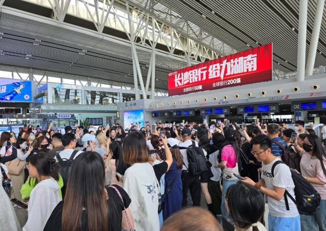 長(zhǎng)沙機(jī)場(chǎng)出發(fā)安檢值機(jī)島燈箱廣告高空大牌，長(zhǎng)沙黃花機(jī)場(chǎng)廣告價(jià)格