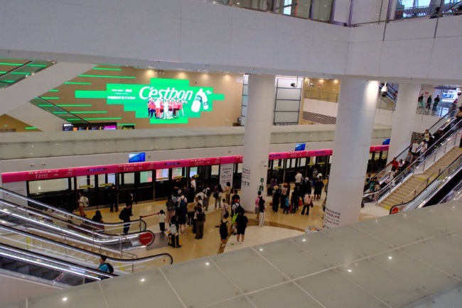 深圳寶安機(jī)場(chǎng)LED大屏廣告價(jià)格，深圳衛(wèi)星廳地鐵墻面大屏廣告投放