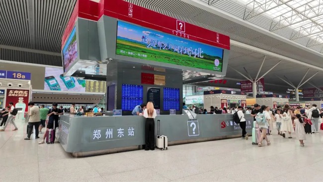 鄭州東站候車大廳中央服務(wù)臺(tái)上方LED廣告，鄭州東高鐵大屏廣告價(jià)格