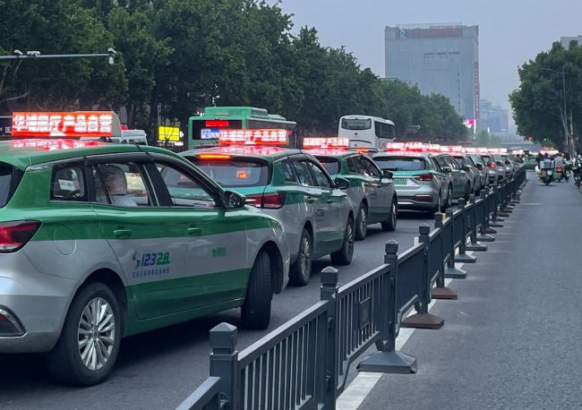 鄭州出租車廣告價(jià)格收費(fèi)，鄭州出租車頂LED彩屏廣告發(fā)布案例圖