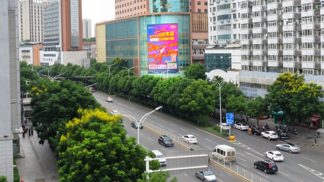 武漢洪山珞喻路電腦大世界外墻豎屏LED廣告牌，武漢LED大屏廣告價格