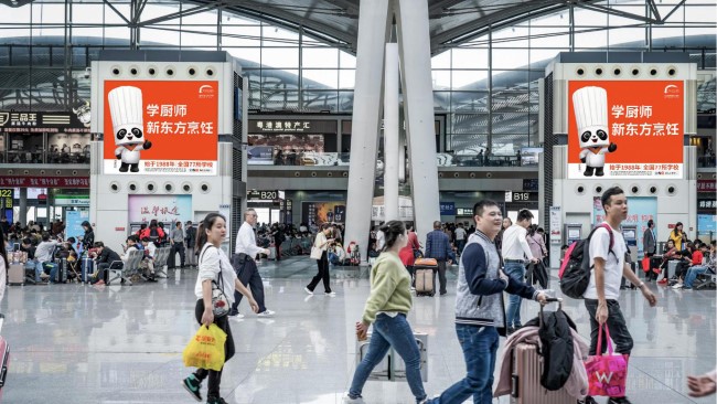 廣州南站三層候車座椅區(qū)上方燈箱廣告，廣州南高鐵站廣告牌價格