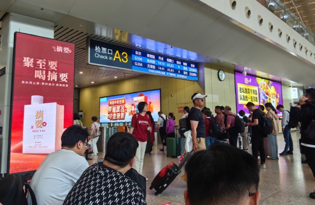 武漢高鐵站候車大廳檢票口燈箱，武漢火車站大屏廣告價格