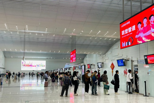 廣州白云機(jī)場T2出發(fā)安檢口LED廣告牌，廣州機(jī)場大屏廣告價(jià)格