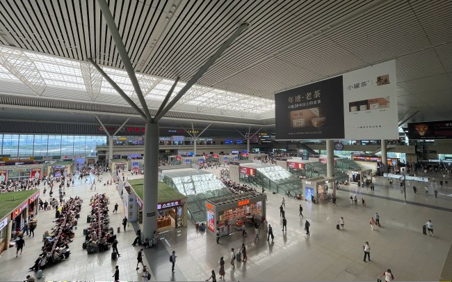 鄭州東高鐵站候車區(qū)檢票口燈箱廣告，鄭州東站廣告大屏價(jià)格
