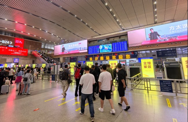 長沙南火車站進(jìn)站安檢口LED雙屏，長沙南站大屏高鐵廣告價(jià)格