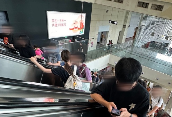 深圳福田口岸出入境扶梯正對廣告牌，福田口岸燈箱廣告價(jià)格