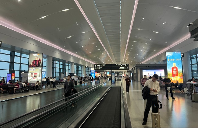 南京機(jī)場(chǎng)出發(fā)候機(jī)大廳燈箱廣告投放，南京祿口機(jī)場(chǎng)廣告價(jià)格
