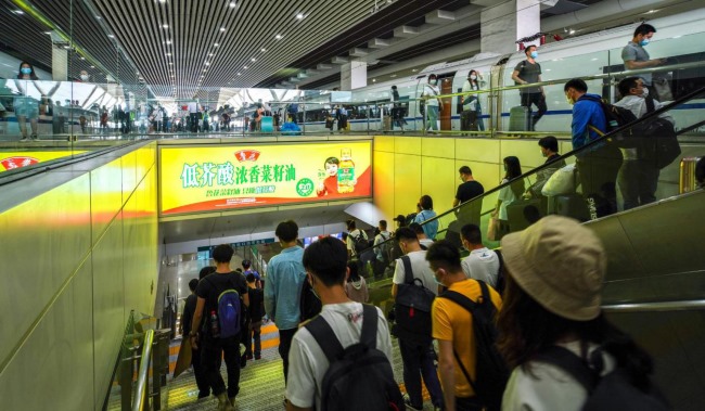 廣州南高鐵站站臺(tái)到達(dá)扶梯廣告投放，廣州南站燈箱廣告價(jià)格