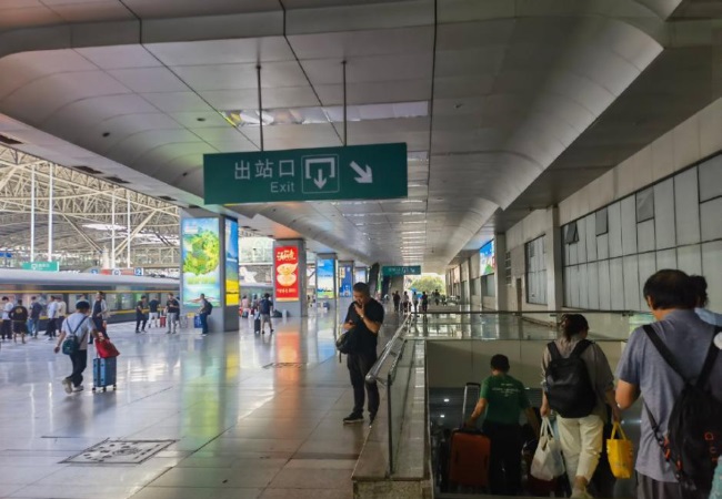 南京站高鐵站臺(tái)燈箱廣告牌投放，南京火車站大屏廣告價(jià)格