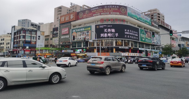 惠陽(yáng)白云路好宜多LED廣告投放，惠州壹中心大屏廣告價(jià)格