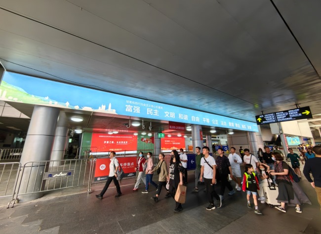 深圳羅湖口岸LED大屏廣告投放，羅湖口岸通道燈箱廣告價格