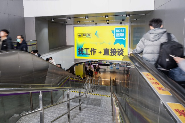 深圳地鐵站出入口扶梯正對大牌廣告投放，深圳地鐵廣告價格