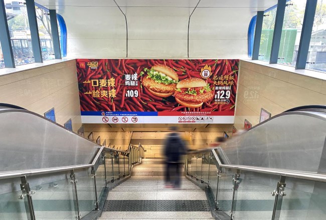 成都地鐵站出入口扶梯正對(duì)梯楣廣告投放，成都地鐵廣告價(jià)格