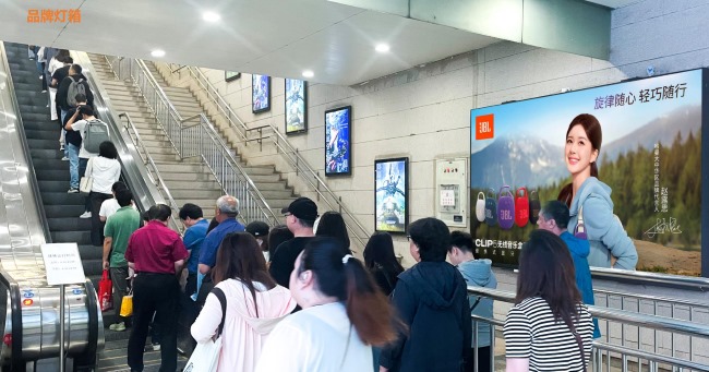 北京地鐵國(guó)貿(mào)站扶梯兩側(cè)廣告投放，北京地鐵出入口廣告價(jià)格