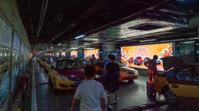 北京南高鐵站出租車通道燈箱廣告牌，北京南站大屏廣告價(jià)格