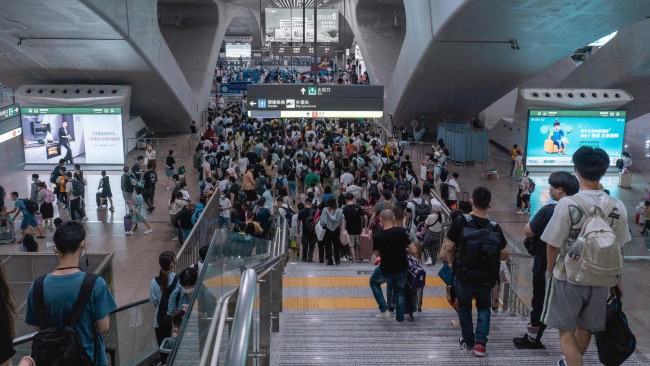 廣州南站出站通道燈箱廣告投放，廣州南高鐵站大屏廣告價(jià)格