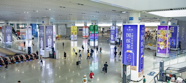 杭州東站出站大廳包柱燈箱廣告，杭州東火車站大屏廣告價(jià)格