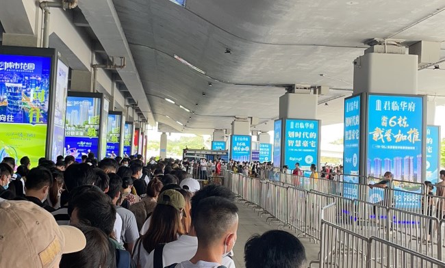 湛江西站進(jìn)出站廣場(chǎng)戶外包柱燈箱廣告，湛江西高鐵站廣告價(jià)格