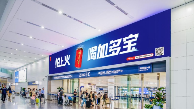 青島膠東機(jī)場(chǎng)到達(dá)出口上方LED廣告投放，青島機(jī)場(chǎng)大屏廣告價(jià)格
