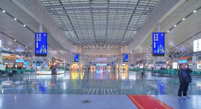 長(zhǎng)沙南高鐵站候車大廳中央立柱LED廣告，長(zhǎng)沙南站大屏廣告價(jià)格