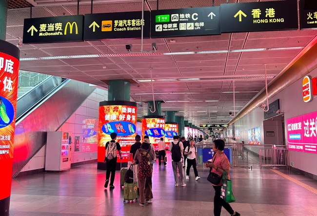 深圳羅湖火車站包柱LED廣告投放，深圳站高鐵大屏廣告價(jià)格