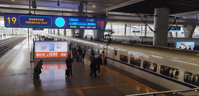 杭州東高鐵站臺(tái)燈箱廣告投放，杭州東站大屏廣告價(jià)格