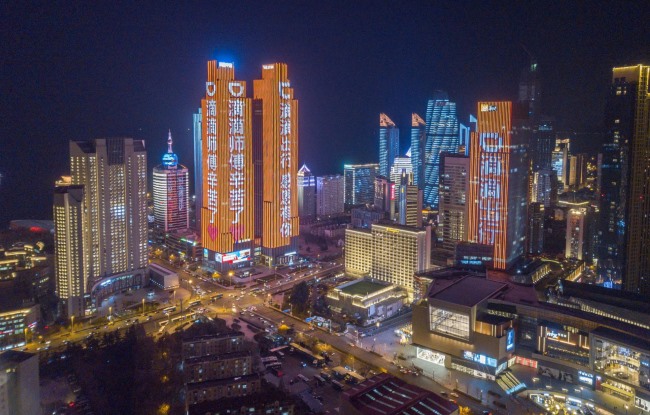 青島五四廣場(chǎng)樓體燈光秀廣告投放，青島地標(biāo)雙子座大屏廣告價(jià)格