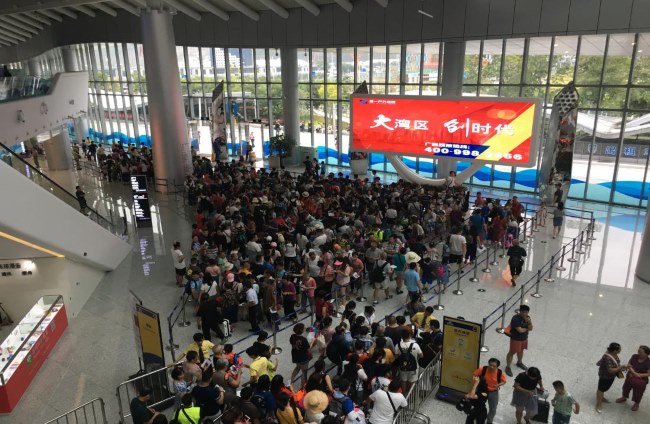 深圳蛇口郵輪中心廣告位的區(qū)位優(yōu)勢(shì)和投放策略。第一戶外傳媒代理相關(guān)廣告的案例及效果如何？