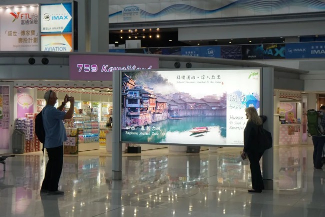 香港機場廣告有哪些形式？預算100萬左右怎樣投放效果更好？第一戶外傳媒代理發(fā)布香港機場廣告是否值得信賴？