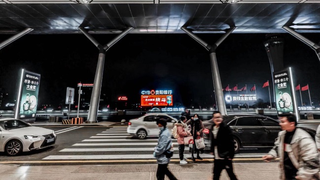 詳細(xì)介紹一下貴陽(yáng)龍洞堡機(jī)場(chǎng)媒體位置，并說(shuō)明第一戶外傳媒代理哪些廣告位？