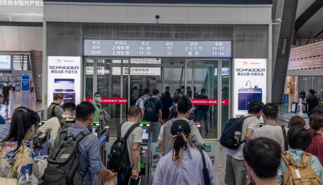北京南高鐵站檢票口玻璃門貼墻貼廣告投放，北京南站廣告價格