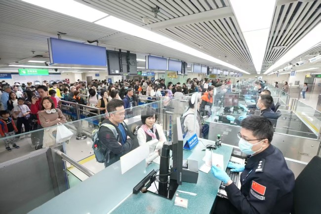 深圳羅湖口岸入境墻面燈箱廣告投放，羅湖口岸通道大屏廣告價(jià)格
